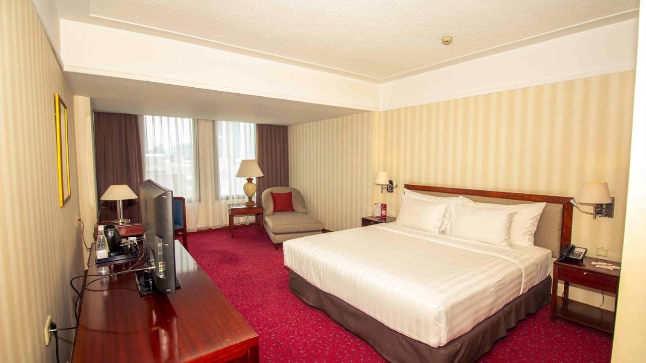 Redtop Hotel & Convention Center Jakarta Exterior foto